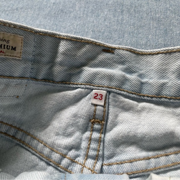 Levi’s High Rise Mom Denim Shorts Size 23 - Picture 5 of 8